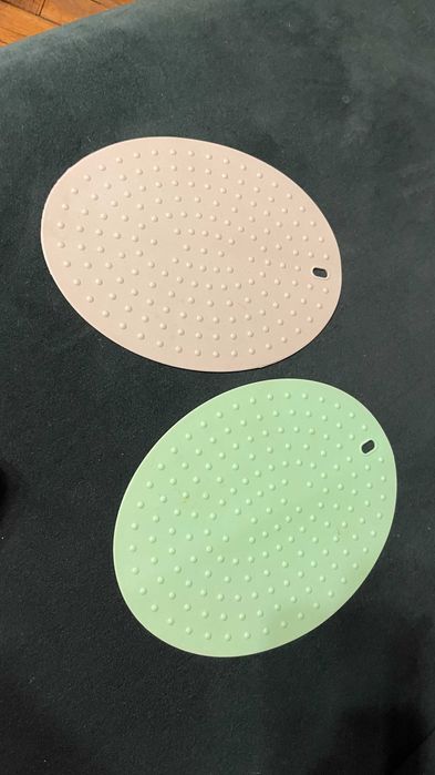 komplet dwóch gumowych podkładek sylikonowych pod garnek