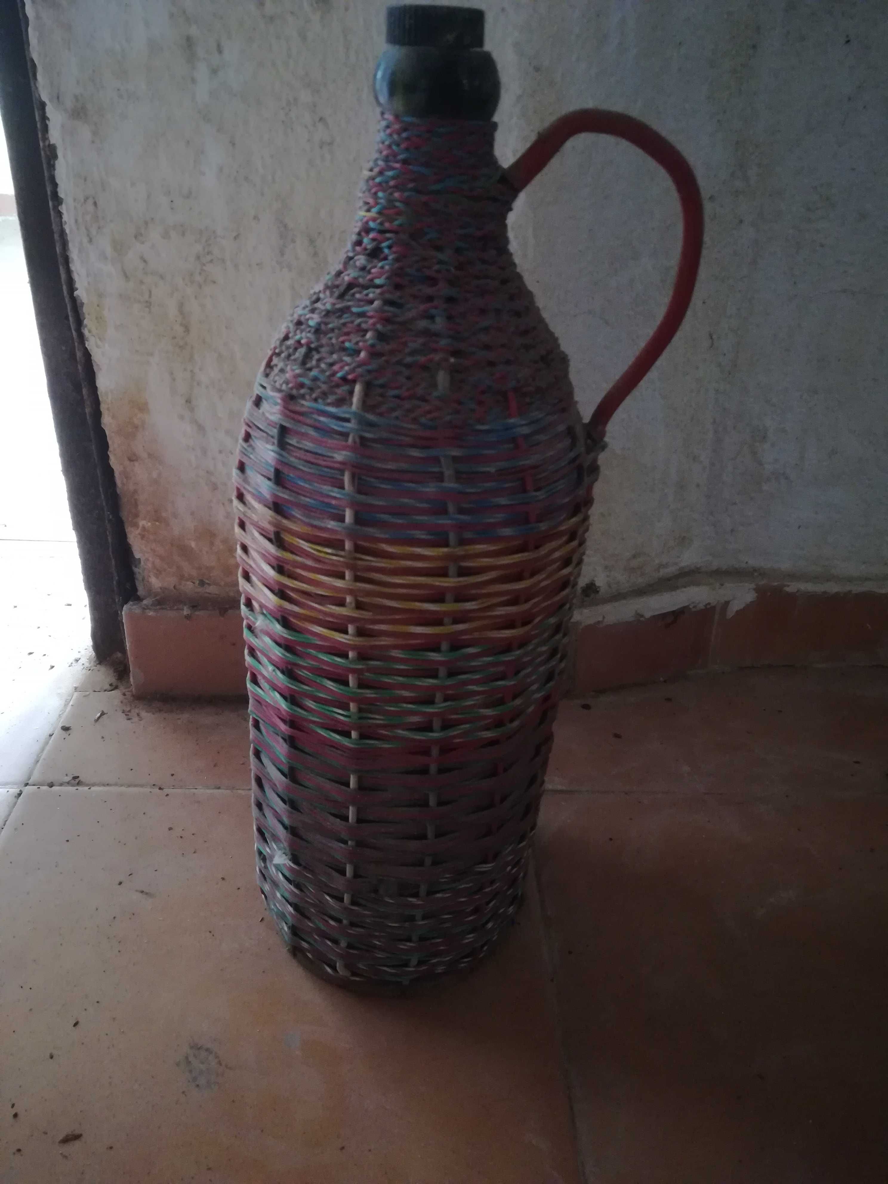 Garrafa Antiga em vidro revestida