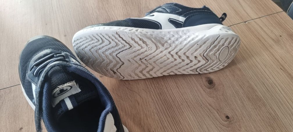 Buty sportowe chłopięce rozm. 33 lekkie na lato