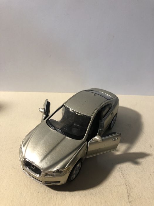 Jaguar XF da burago 1:32