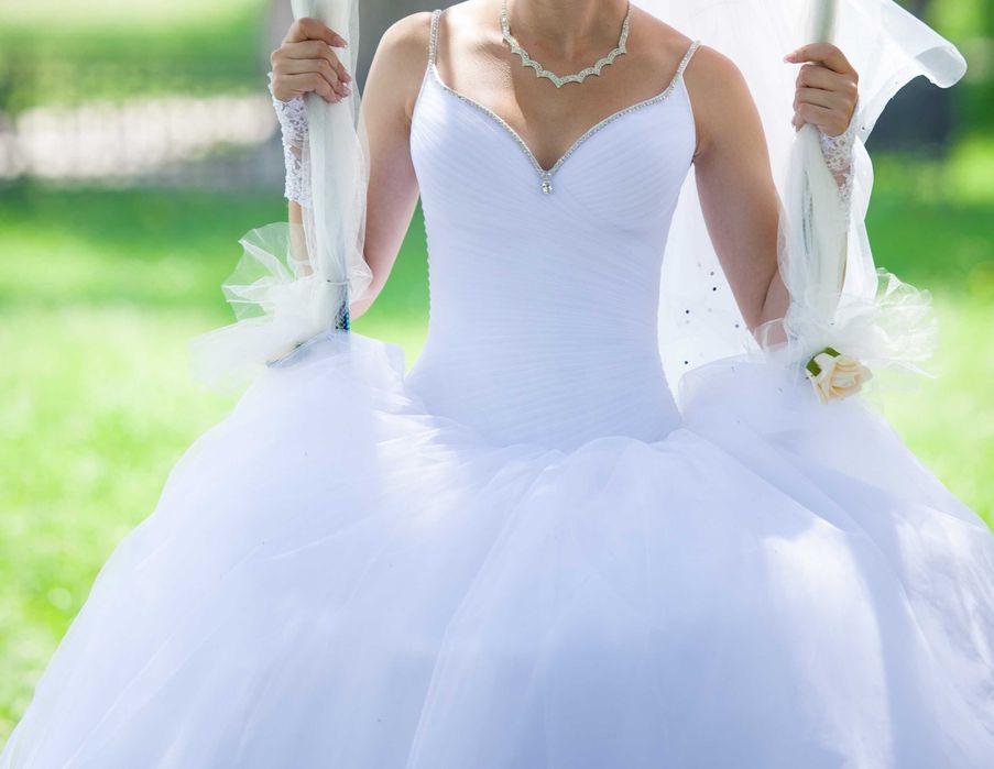 Біла весільна сукня