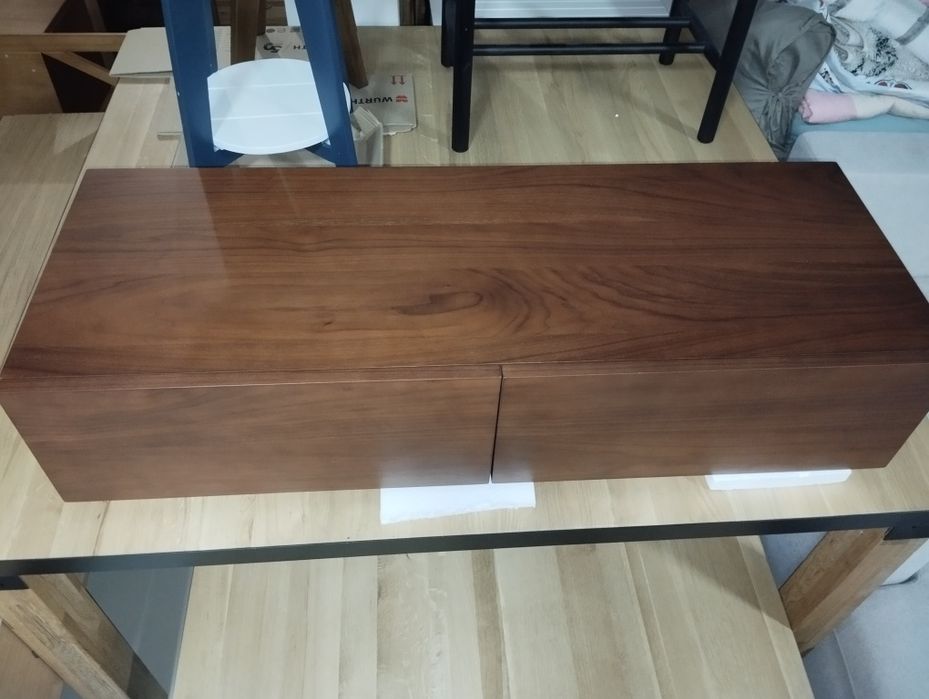 Móvel suspenso em Nogueira