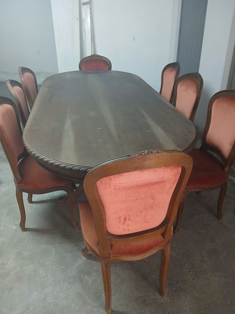 Mesa grande em madeira maciça com 8 cadeiras em veludo
