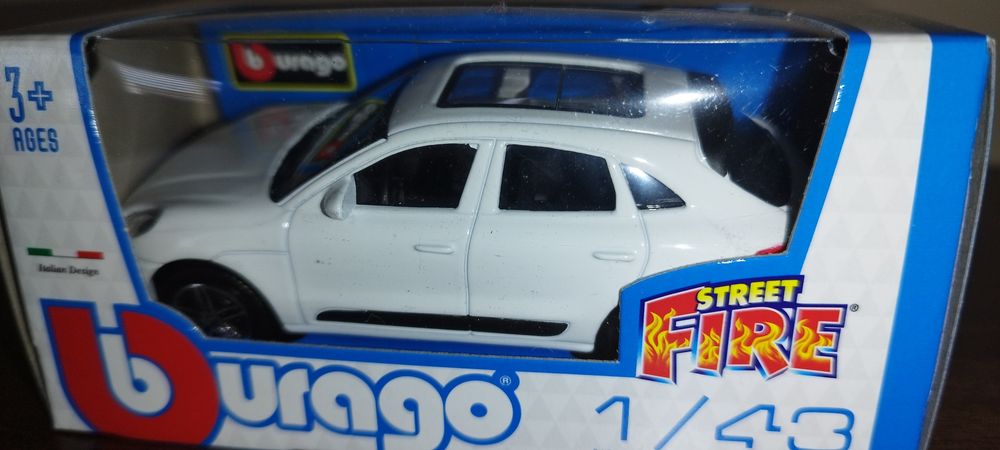 Bburago Street Fire Porsche Macan White, skala 1:43 Burago.