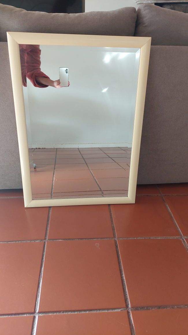 Espelho com moldura de excelente qualidade e linhas simples