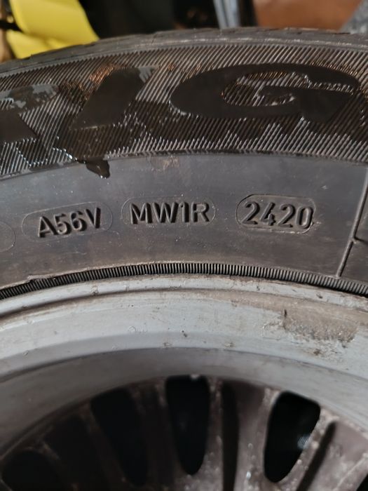 Sprzedam opony i felgi.
