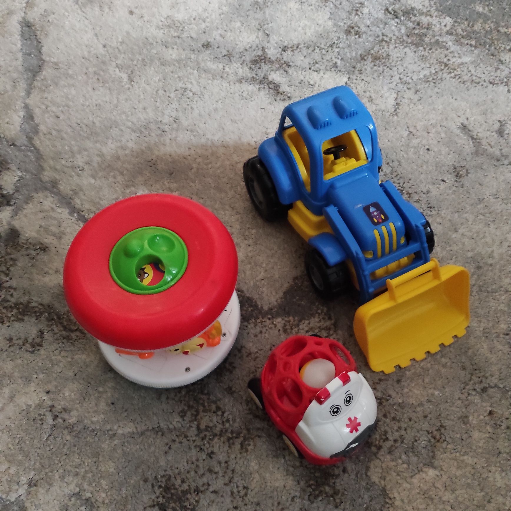 Zestaw zabawek autko, koparka i zabawka zachęcająca do raczkowania
