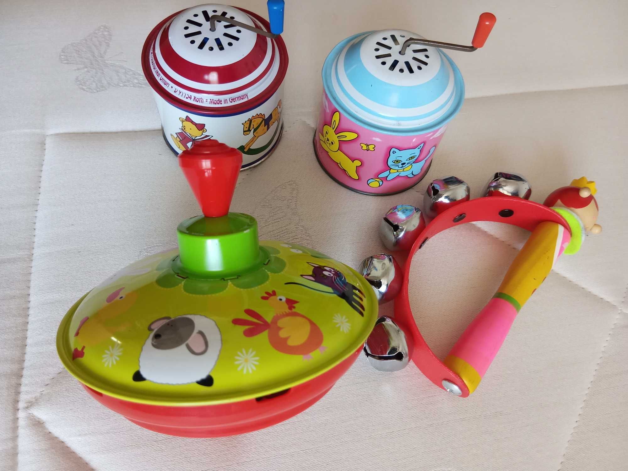 Brinquedos, pião quinta, pandeireta guizos, 2 caixas mecânica musical