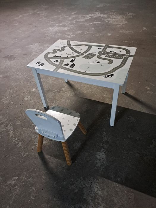 Mesa de criança e vadeira usada