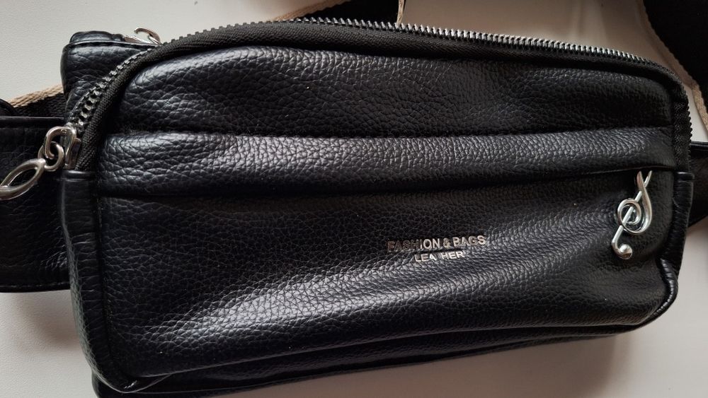 Зручна чорна сумка