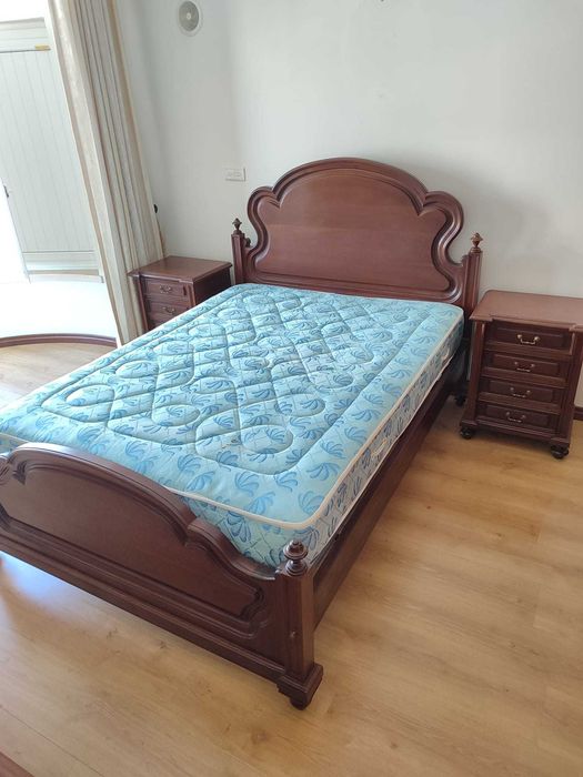 Cama e mesas cabeceiras madeira maciça