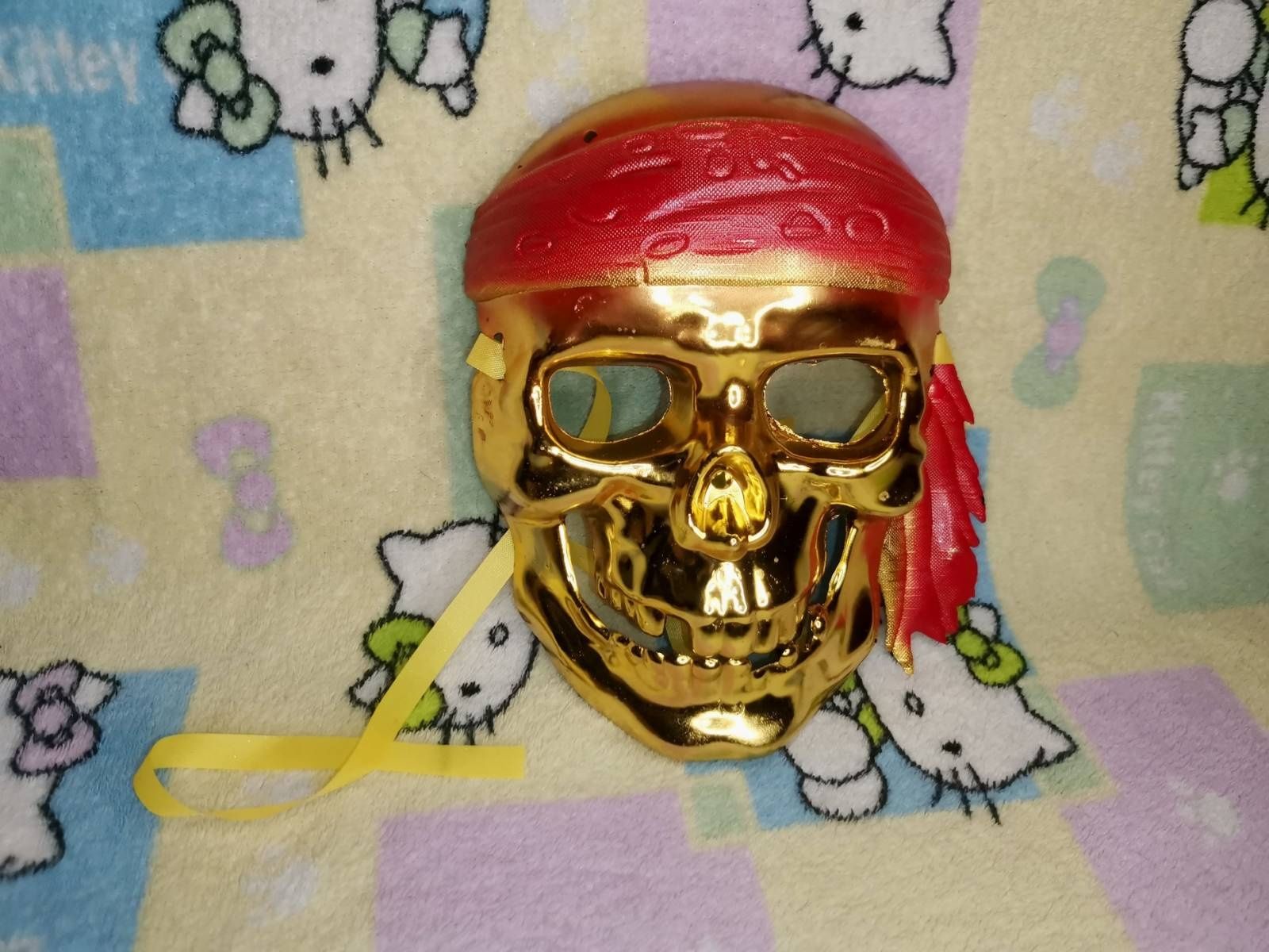 Маска пластиковая Пиратский череп в Золотом цвете на хэллоуин праздник