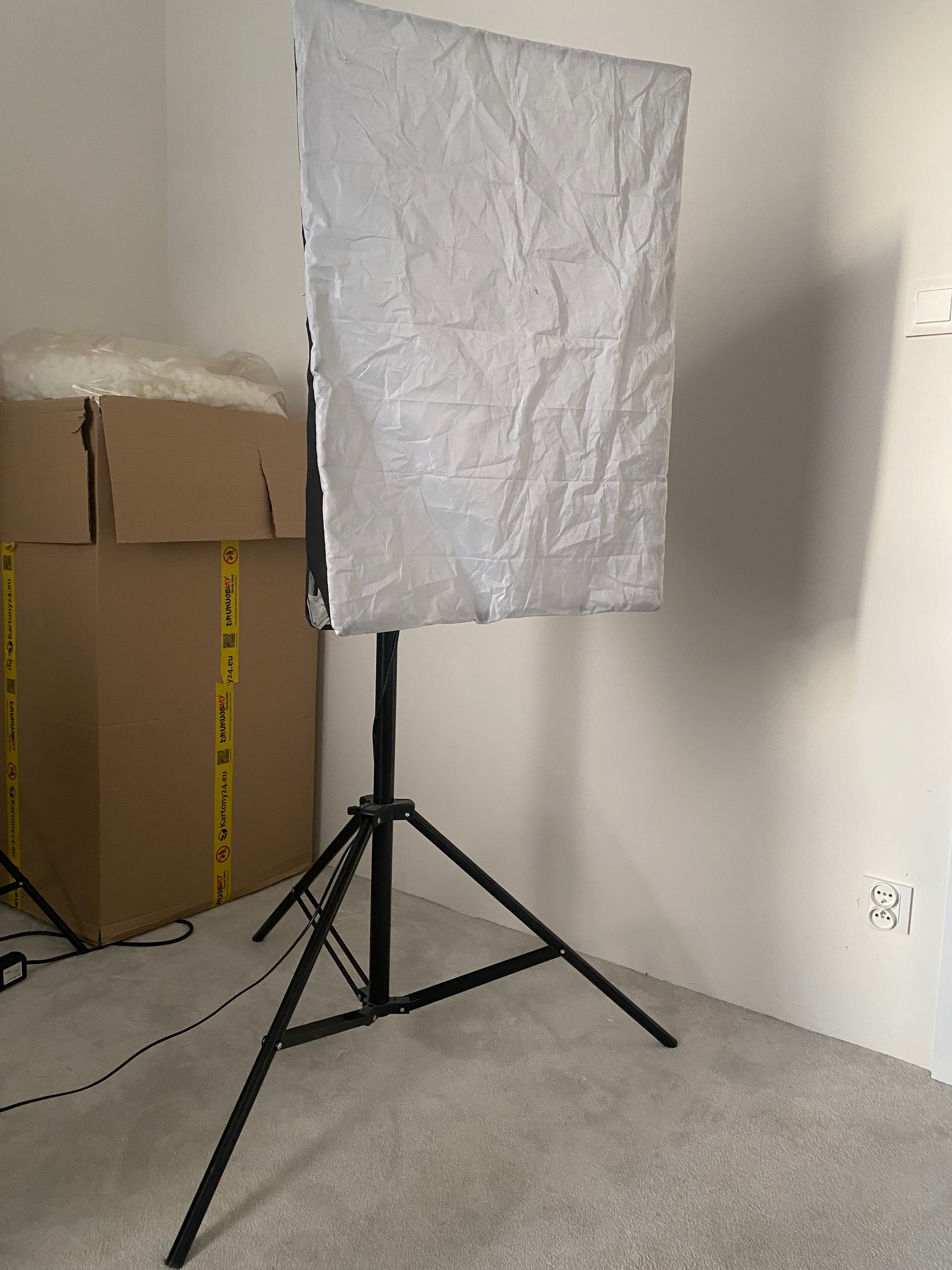 Softbox ze statywem i żarówkami