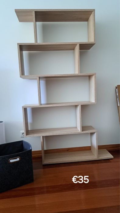 Estante de madeira alta