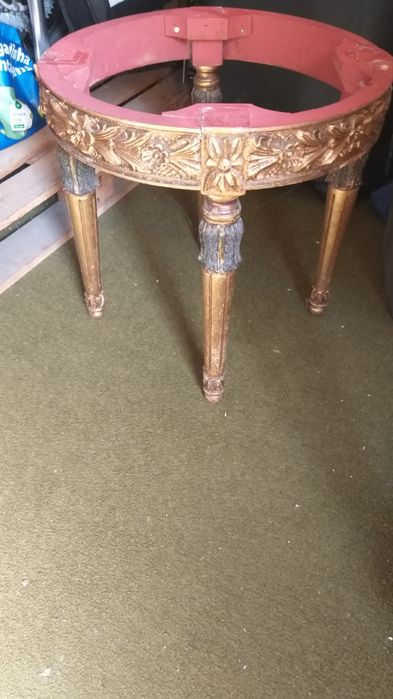 Mesa apoio dourada com pedra