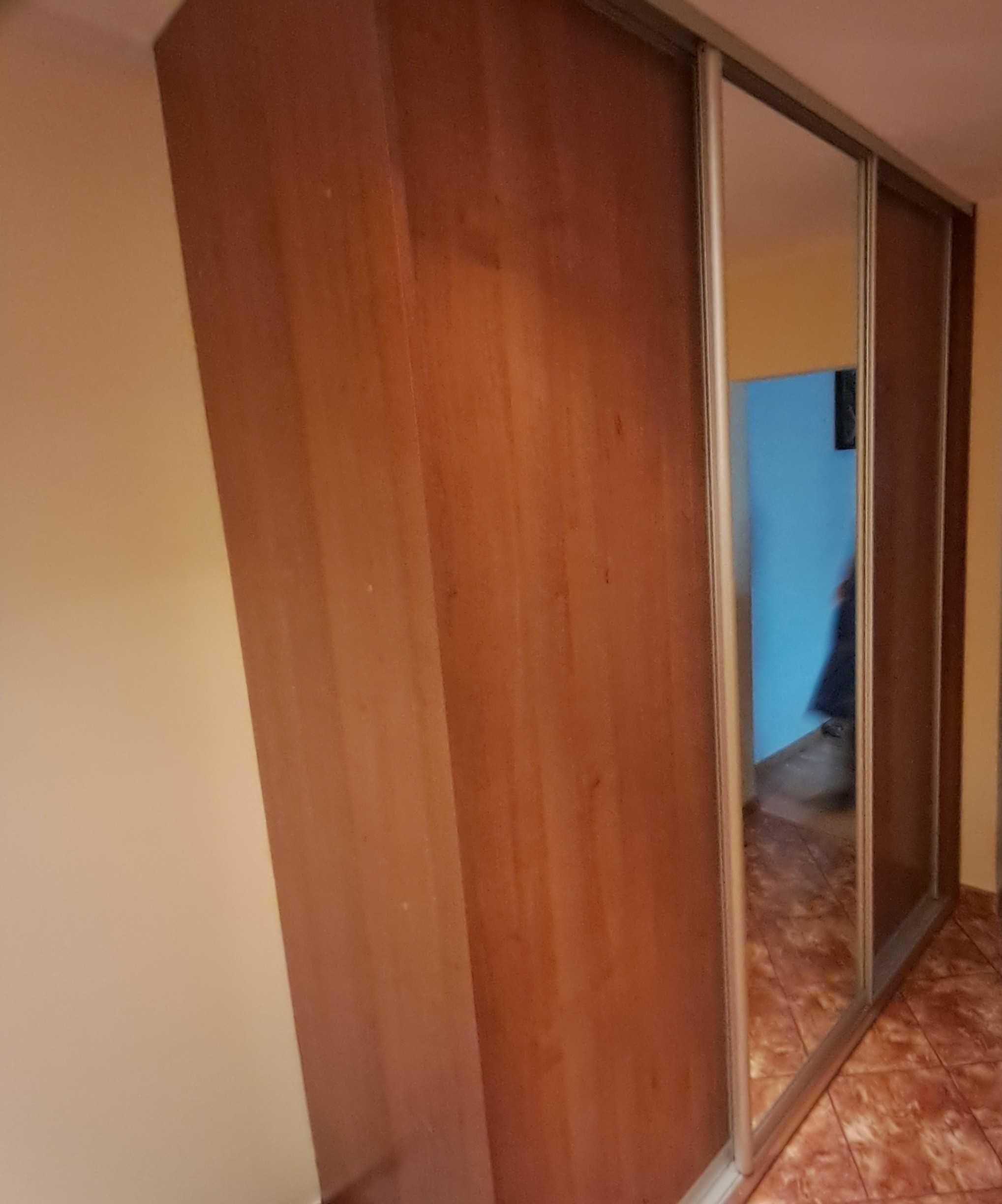 Szafa przesuwna z lustrem , dwa boki, półki , 3 rurki  2,43 x 2,10