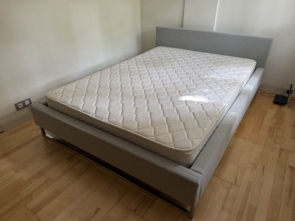 Cama da AREA estofada com tecido alinhado