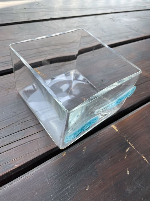 Kwadratowa szklana miska z elementwm dekoracyjnym