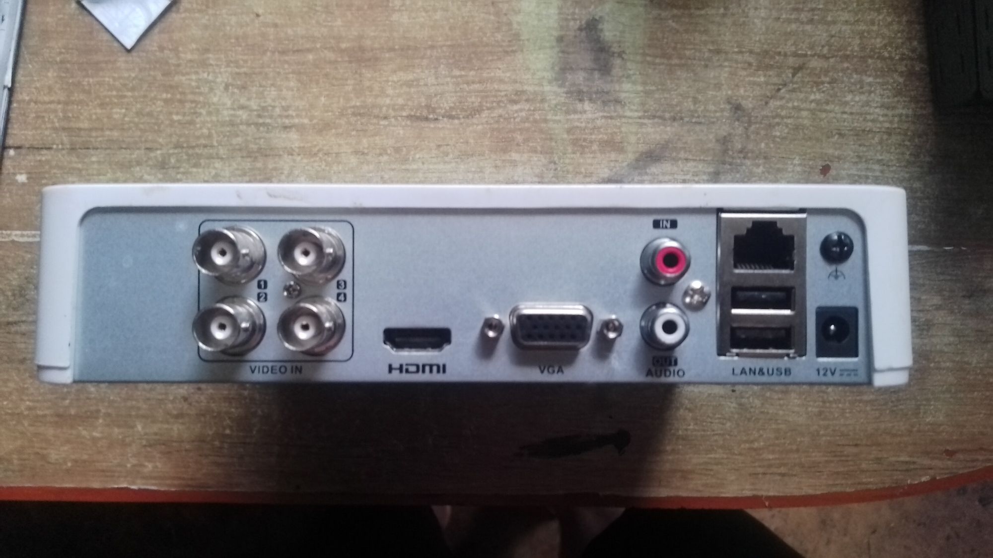 Стационарный видеорегистратор Hikvision турбо HD DS-7104HQHI-F1/N