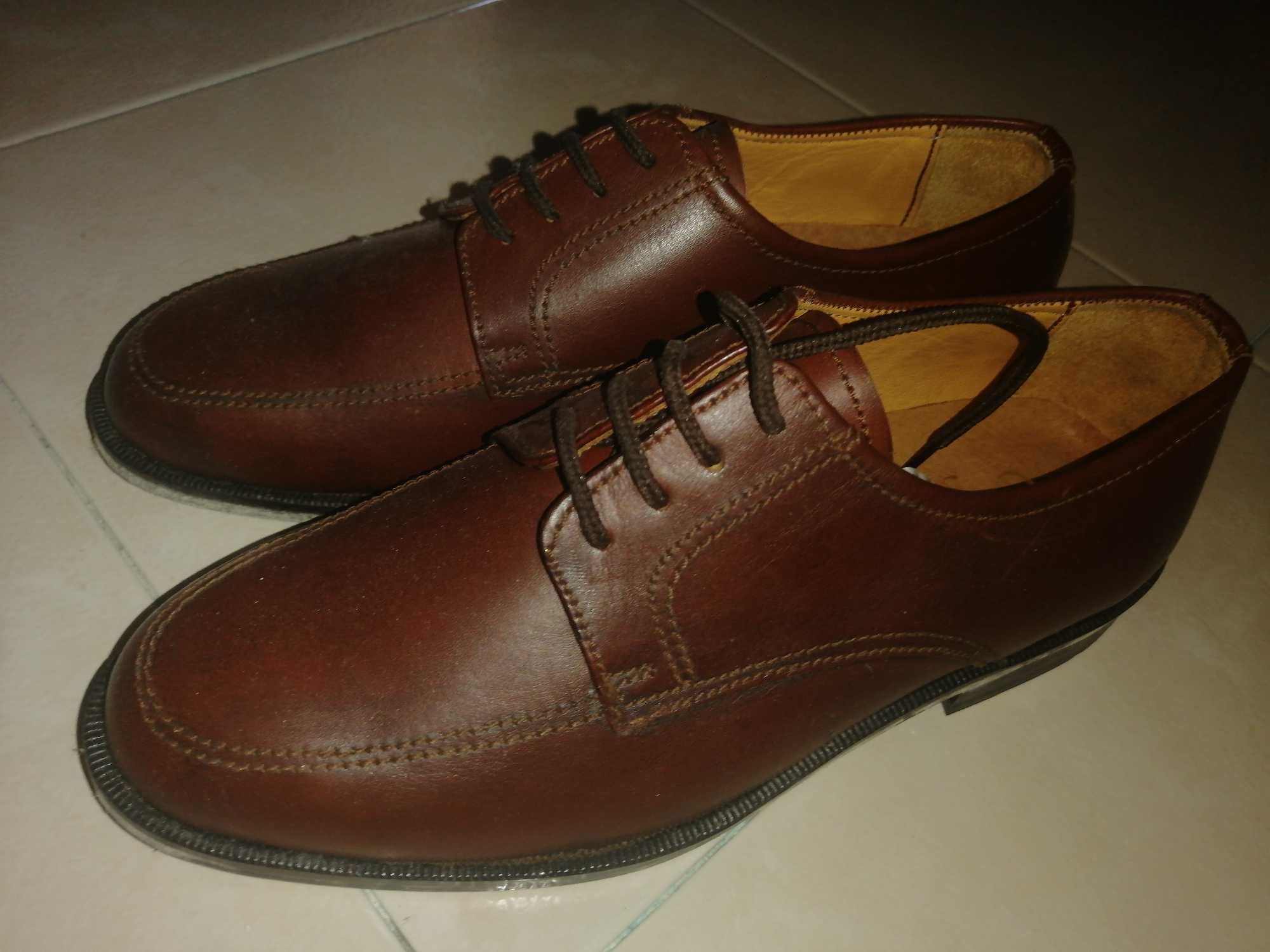 Sapatos de Homem Castanhos (Tamanho 39)