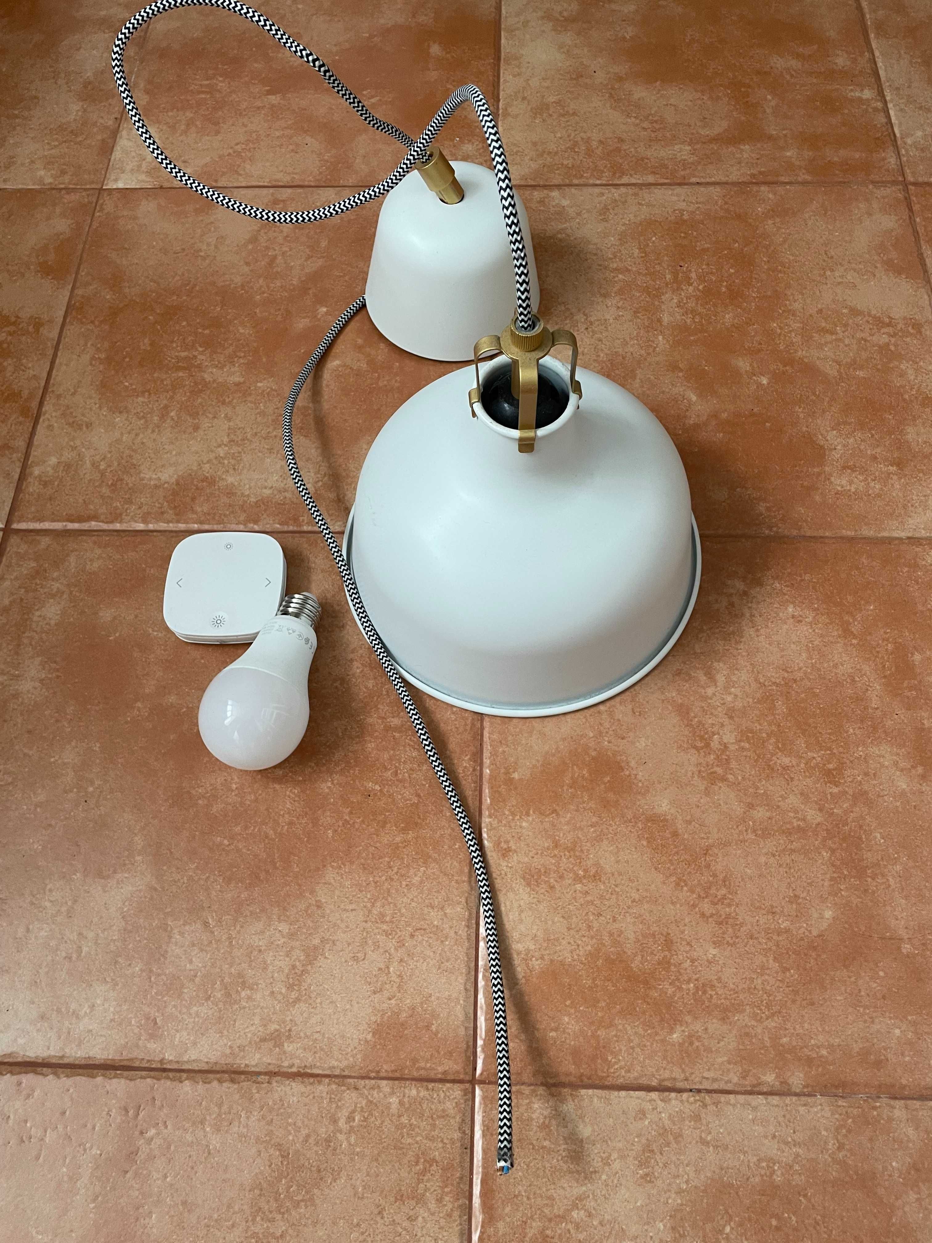 candeeiro com lâmpada com comando do IKEA pequeno