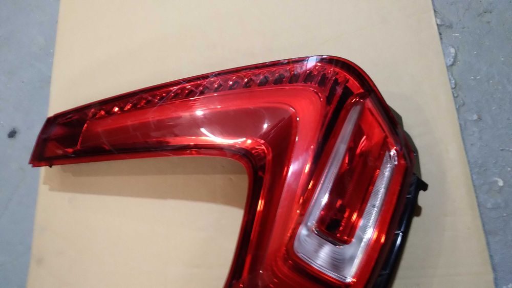 VOLVO XC40 lampa tył lew