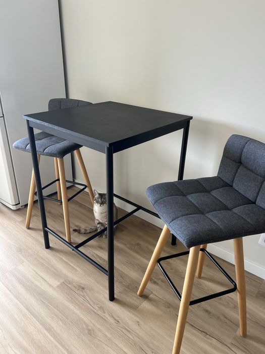 Mesa ikea preta + dois bancos altos