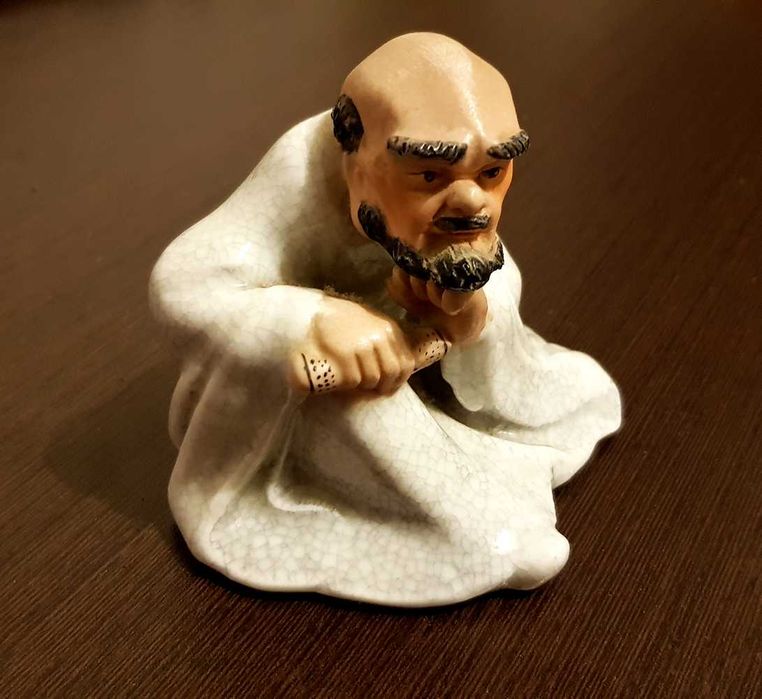 Estatueta louça "o filósofo" com base de feltro