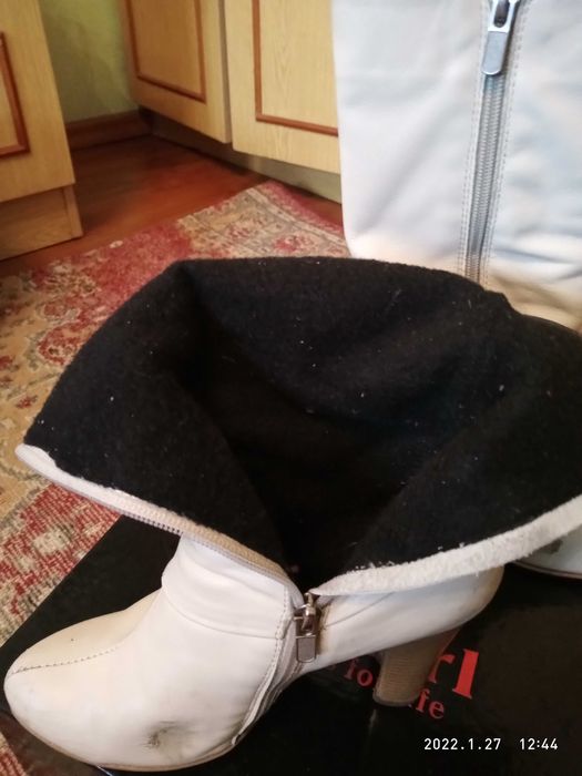 Чобітки осінньо- весняні. Молочного кольору. З натуральної шкіри.