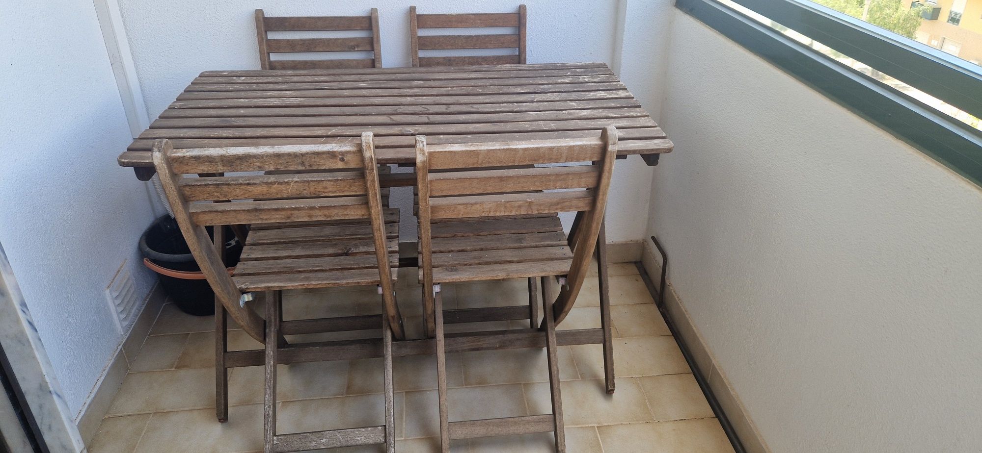 Mesa exterior com 4 cadeiras