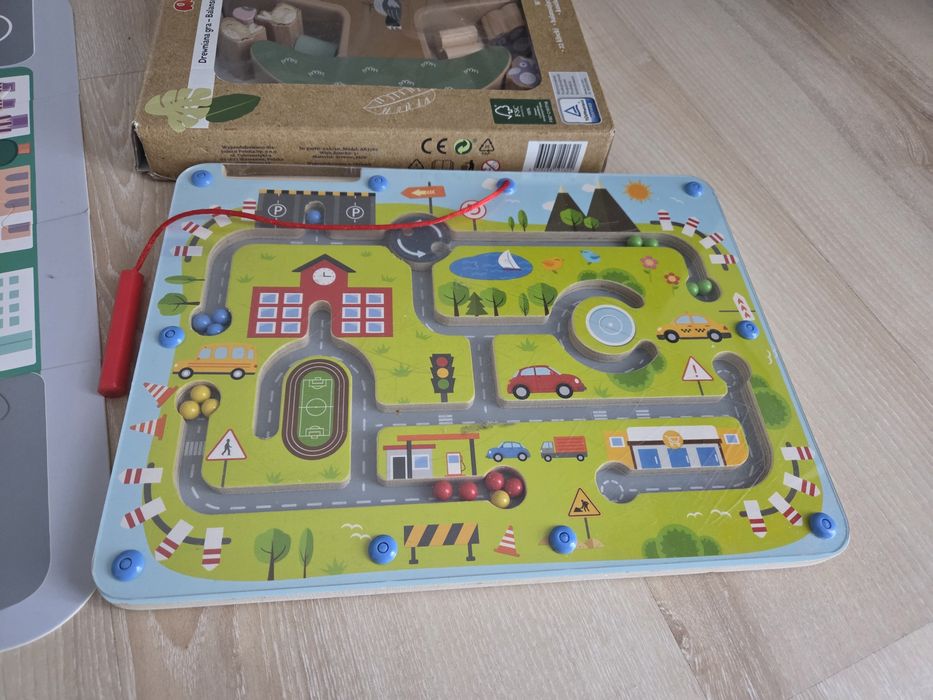 Drewniane zabawki, miasteczko, labirynt, gra balansujące drzewo