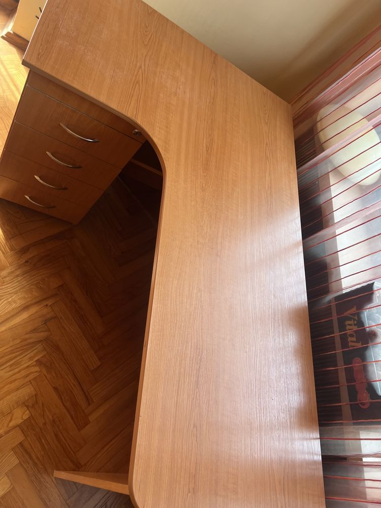 Biurko  narozne z szafka i szuflada zamyksna na klucz