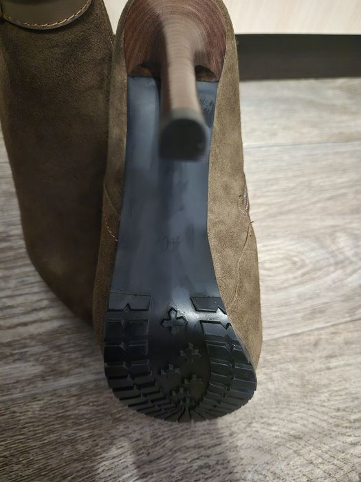 Черевики на високих підборах