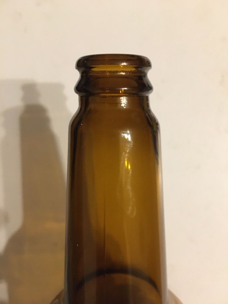 Kultowa butelka 0,75 litra marki Jacobsen z wypukłym herbem