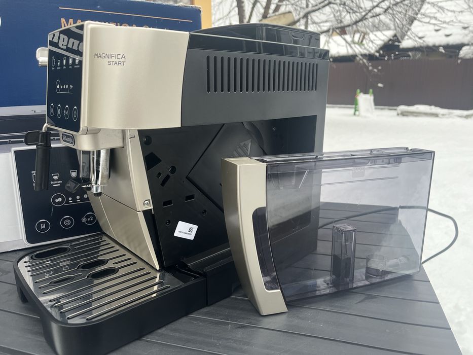 Кавомашина Delonghi Magnifica Start 2024 рік 9 місяць гарантія