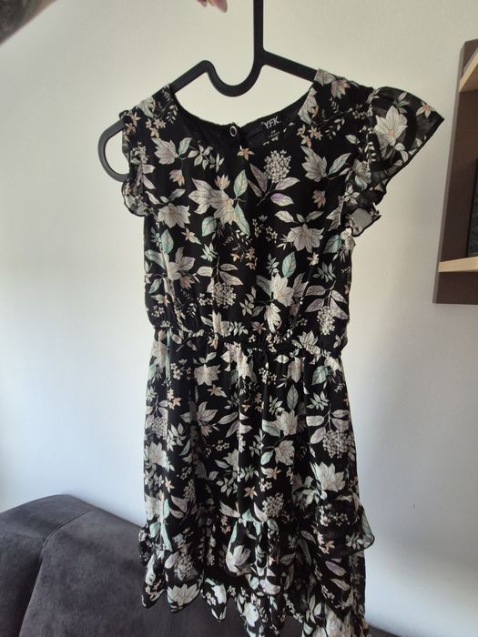 Letnia czarna sukienka w kwiaty i listki rozm.128 cm