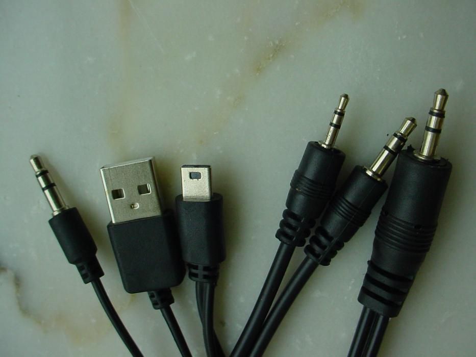 Cabos usb e vários.