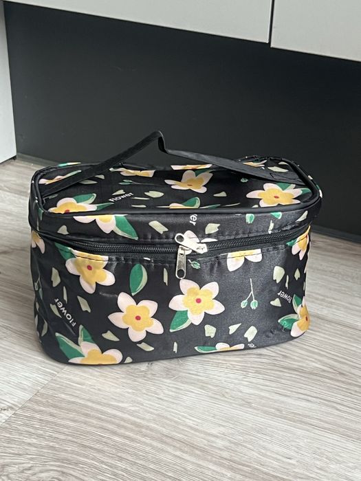 Nowa kosmetyczka w kwiaty 20x11x12 cm – praktyczna i lekka