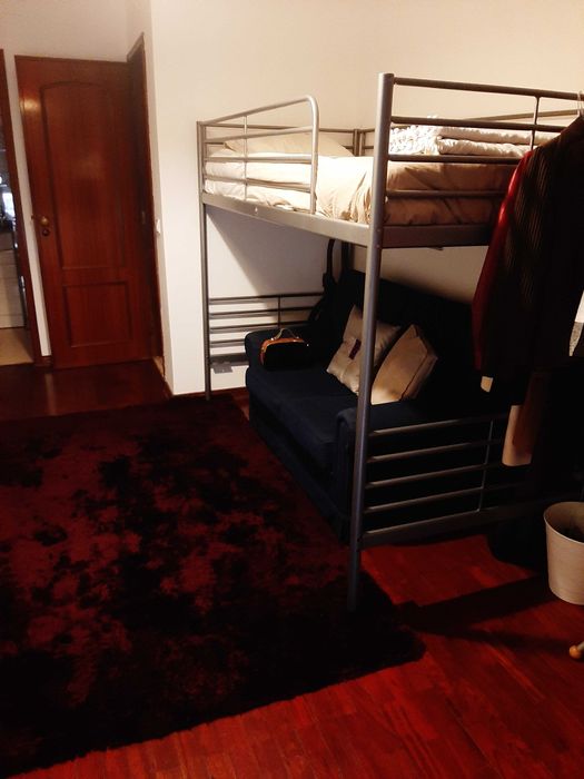 Cama em alumínio estilo beliche