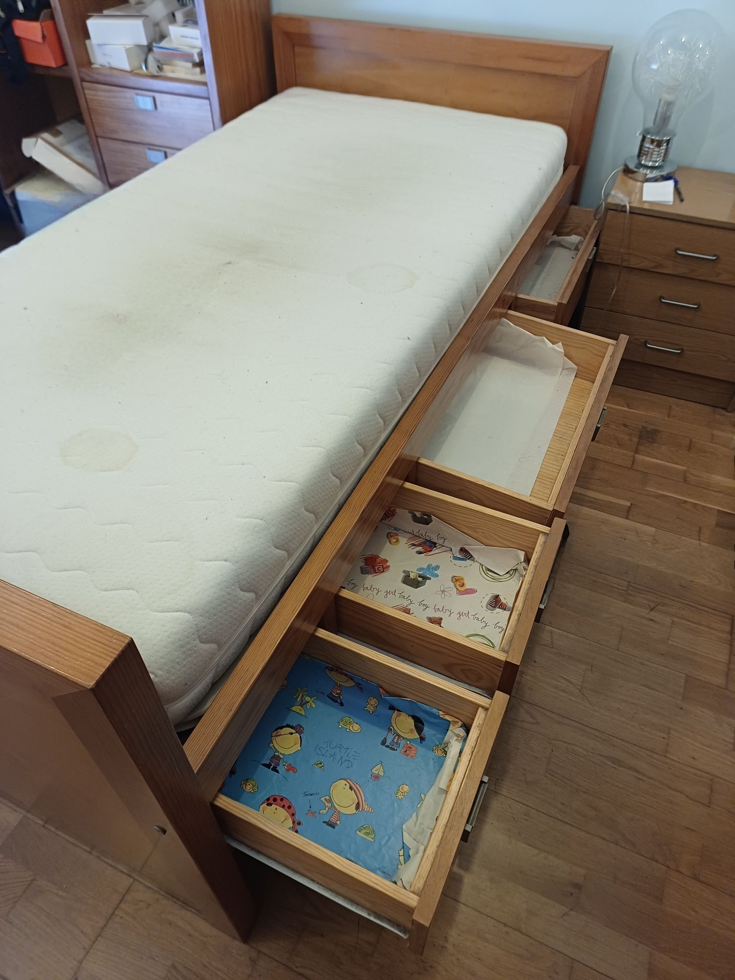 Cama de solteiro com arrumação