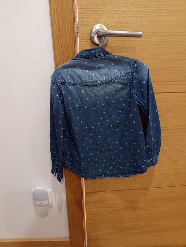 Camisa de ganga com flores