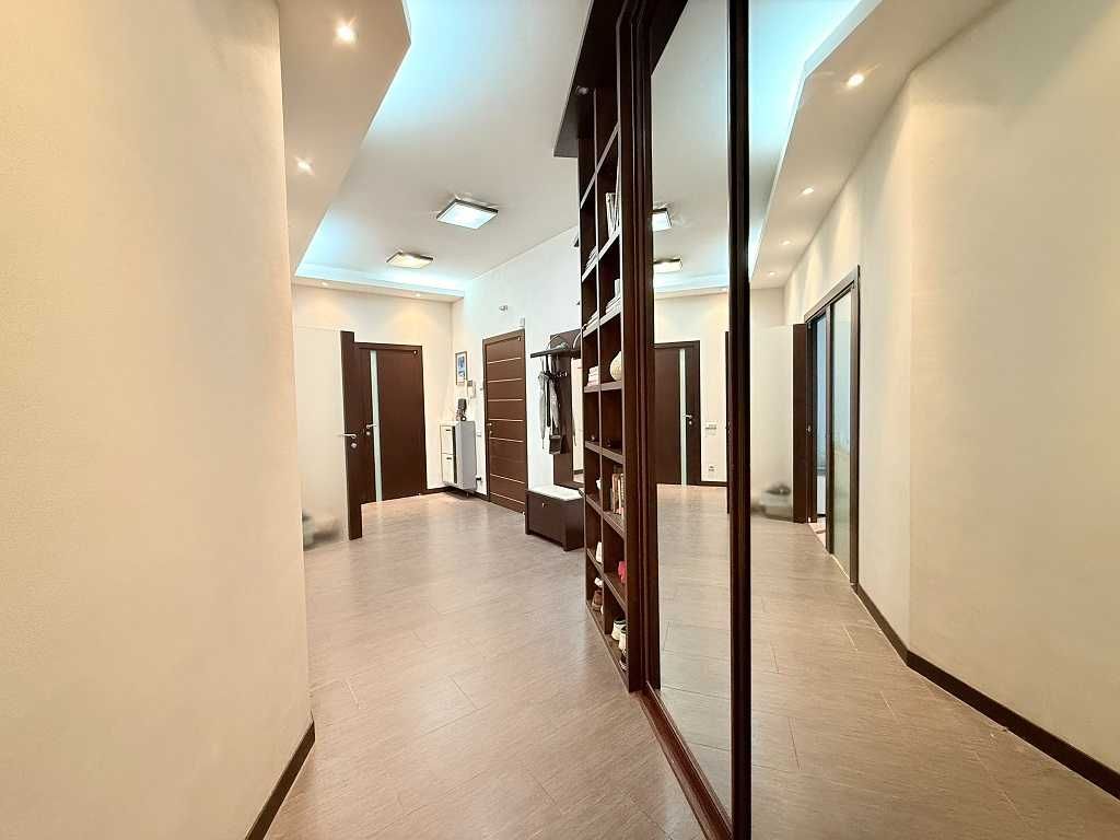 Чорновола 25, тиха, простора та затишна 2-кімн. з висотою стелі 3м!