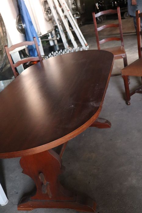 Mesa de madeira com 6 cadeiras