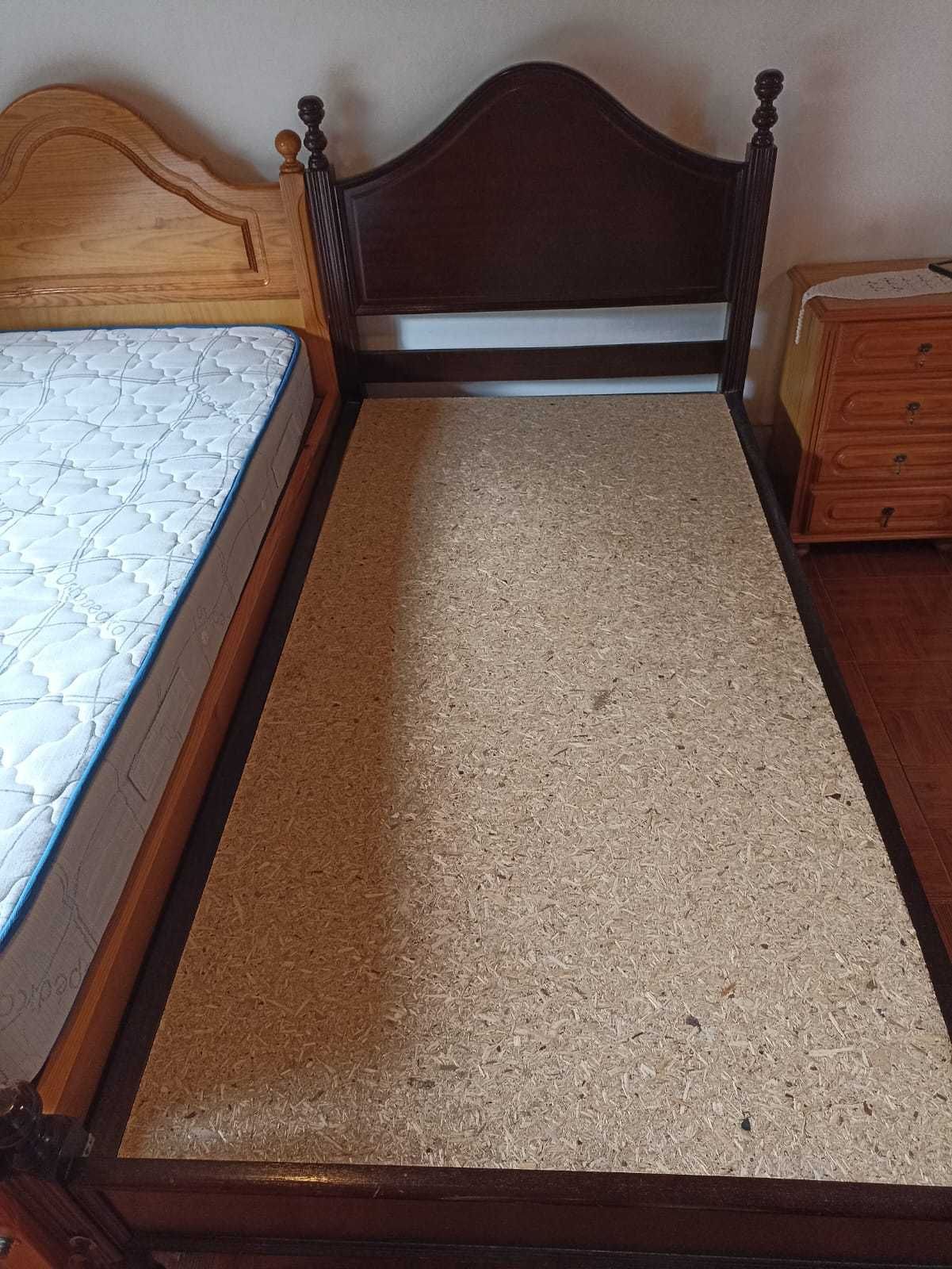 Camas de  Solteiro em Excelente Estado (SEM colchão). Colchão Aparte