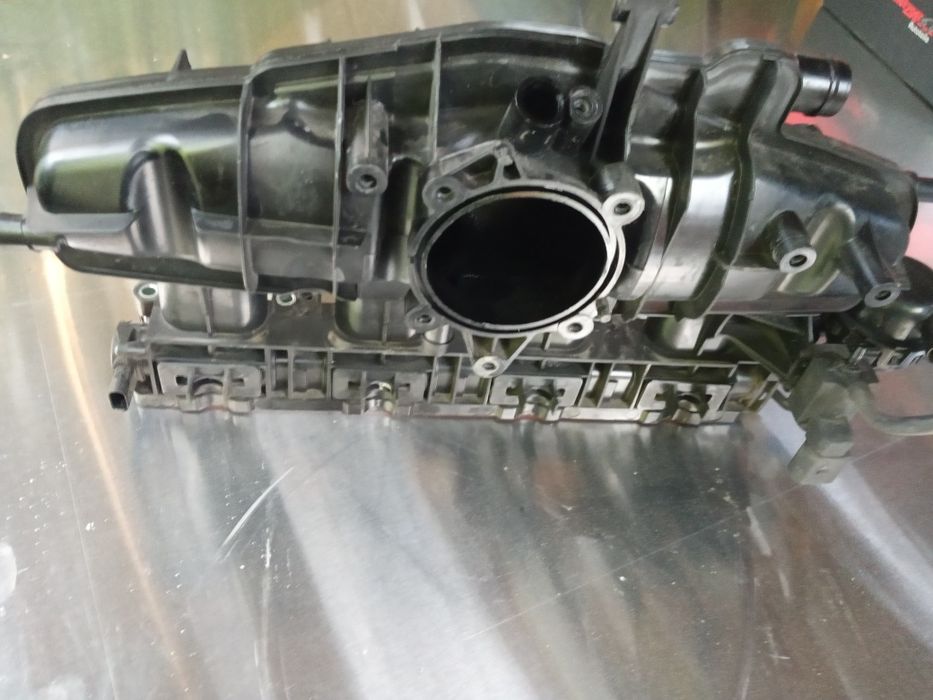 Колектор впускний