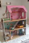 Casinha de boneca com mobília