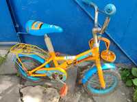 Дитячий двоколісний велосипед з додатковими боковими колесами