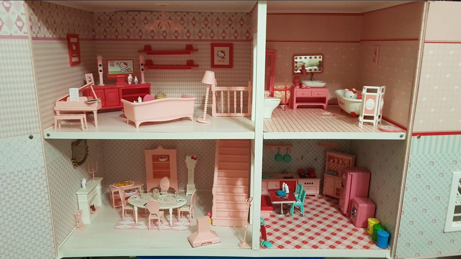 Casa de brincar Hello Kitty com móveis à escala