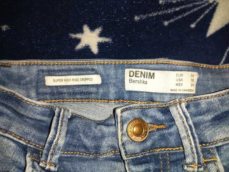 Krótkie spodenki do kolan jeans Bershka