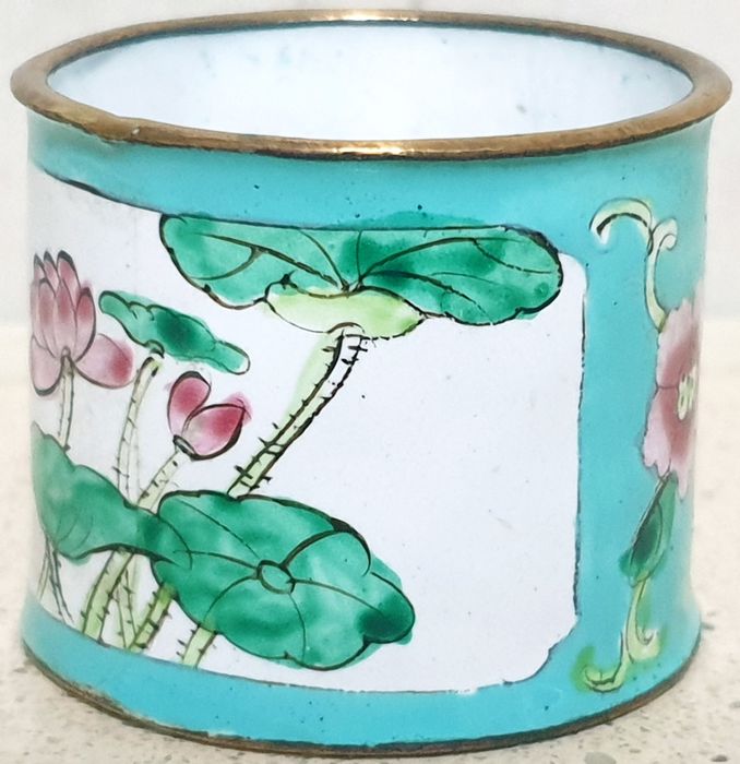 Linda argola de guardanapo asiática vintage com esmalte